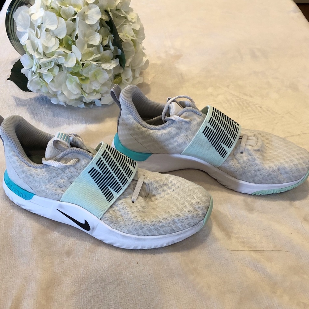 Nike Lightweight White and Light Green Athletic Shoes Sneakers, Size 8